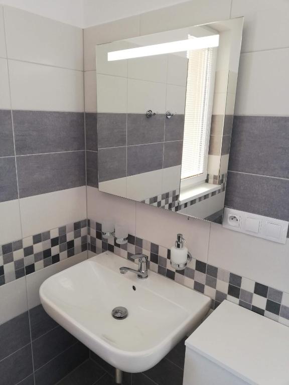 Łazienka w obiekcie Apartmány pod Pajrekem