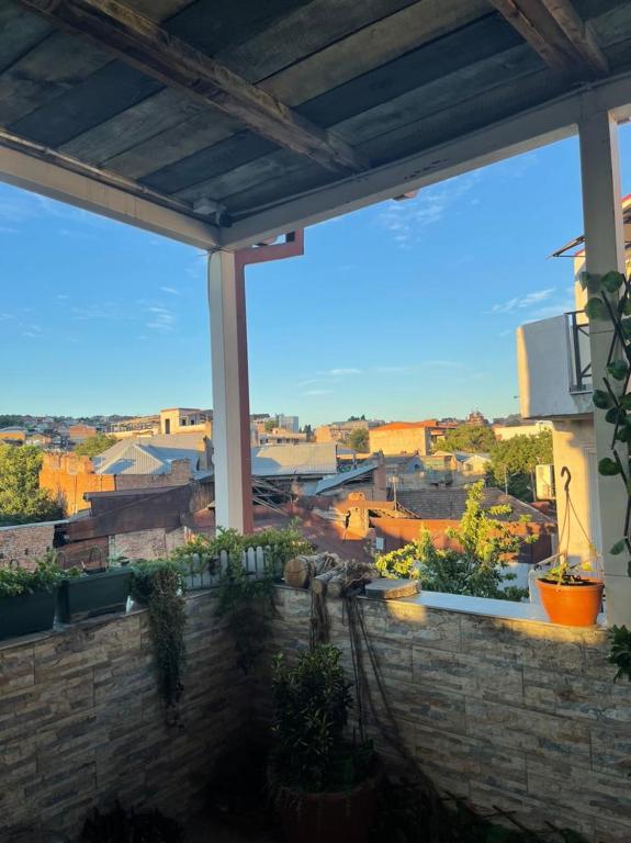 Nespecifikovaný výhled na destinaci Tbilisi nebo výhled na město při pohledu z hotelu