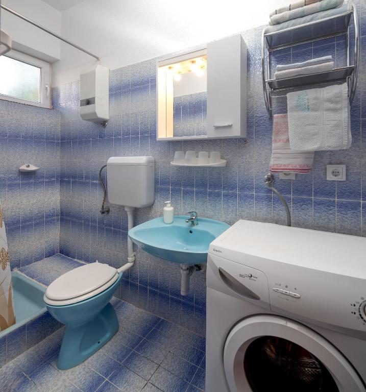 Koupelna v ubytování A1 - apt near beach with patio parking and grill