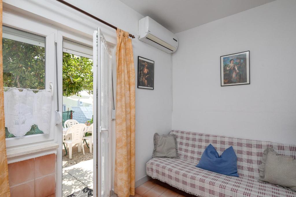 Posezení v ubytování A1 - apt near beach with patio parking and grill
