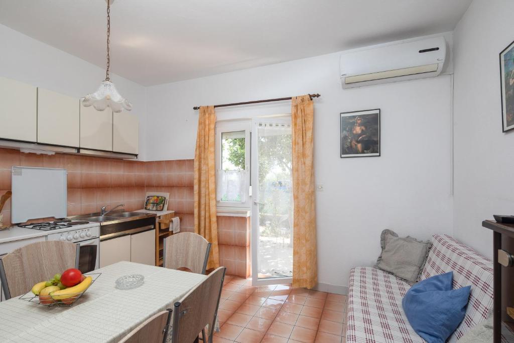 Kuchyň nebo kuchyňský kout v ubytování A1 - apt near beach with patio parking and grill