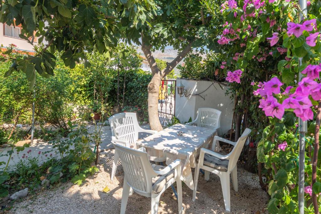Zahrada ubytování A1 - apt near beach with patio parking and grill