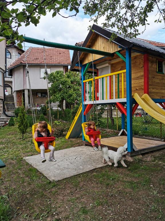 Ο χώρος παιχνιδιού για παιδιά στο Apartman Jela