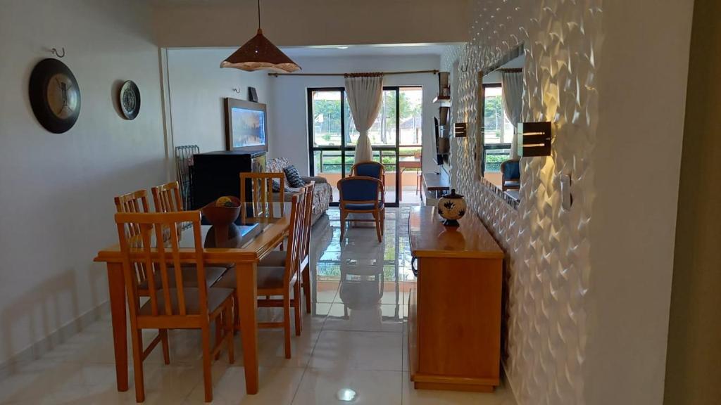 uma sala de estar com cadeiras e uma sala de jantar em Aquaville Resort - Terreo Nascente - Beach Park em Aquiraz