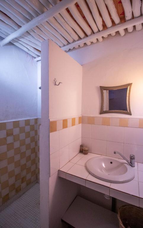Bayt Alice Hostel - غرفة ثلاثية مع حمام خاص