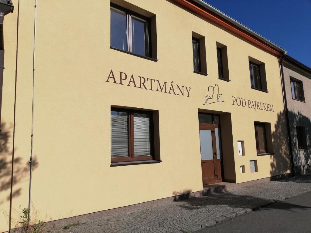 budynek z znakiem na boku w obiekcie Apartmány pod Pajrekem w mieście Nýrsko
