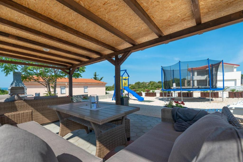 Khu vực ghế ngồi tại Crowonder Luxury Vir- 6 New Apartments for Families with Playground for Kids