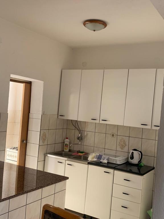 Kuchyň nebo kuchyňský kout v ubytování APARTMAN ADRIANA
