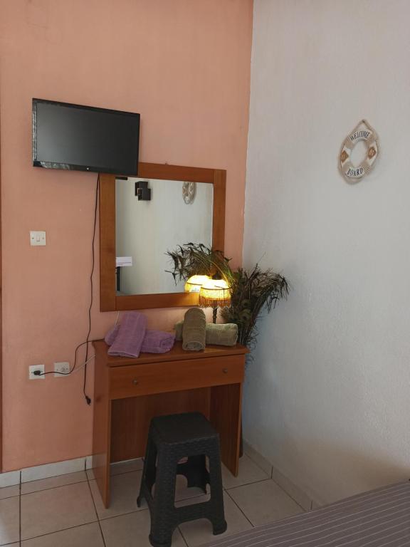 Televízia a/alebo spoločenská miestnosť v ubytovaní Eleni Antonouli Rooms