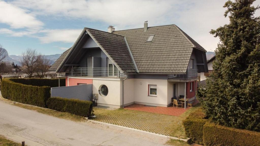 una casa con techo en House Eden with Mountain Views, en Bled