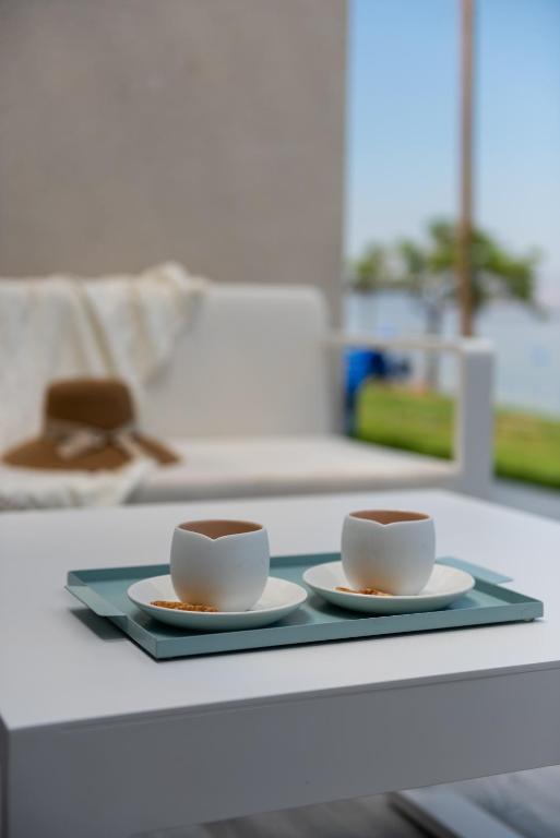 Příslušenství pro přípravu čaje a kávy v ubytování Ein Gev Holiday Resort