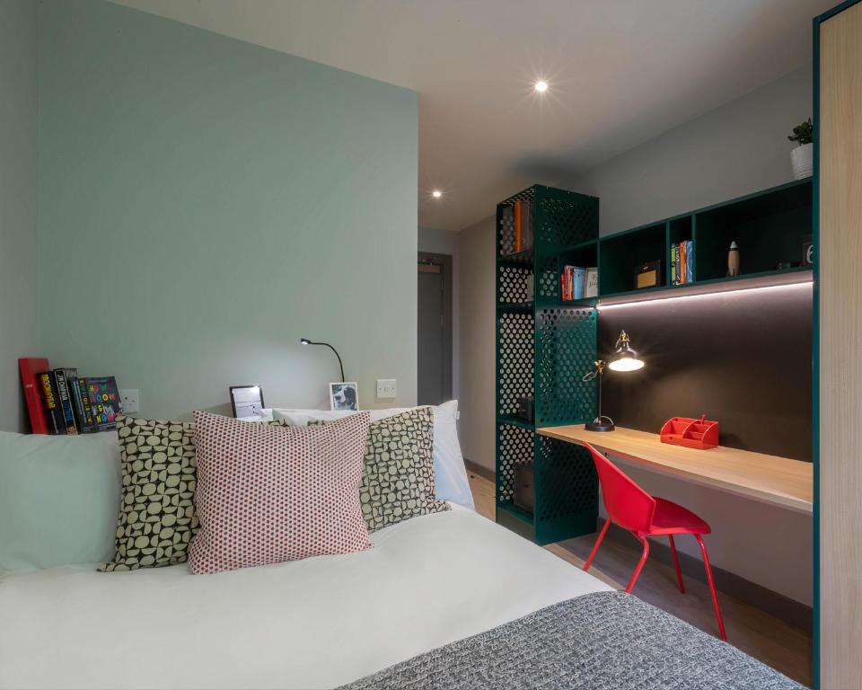 Giường trong phòng chung tại ALTIDO Affordable Dublin Thomas Street - Adults only