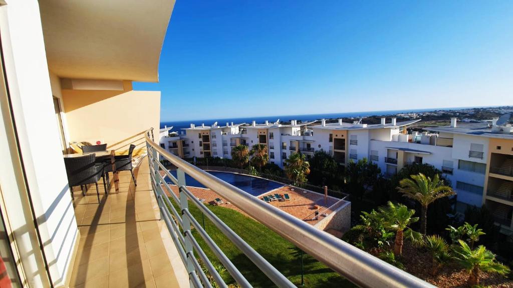 un balcón de un apartamento con vistas al océano en Sunny Apartment with sea view in Albufeira, en Albufeira
