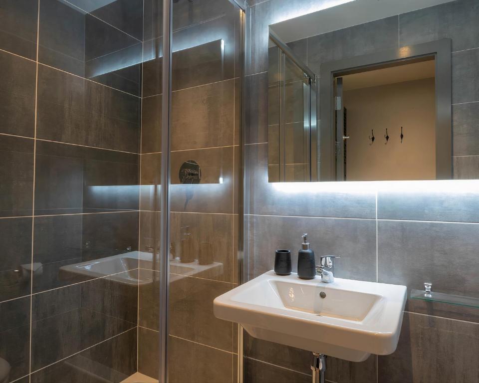 un bagno con lavandino e specchio di JOIVY Affordable Dublin Thomas Street - Adults only a Dublino