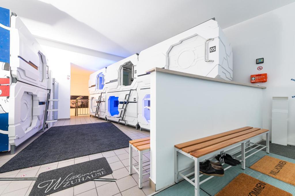 Zimmer mit einer Reihe von Wohnwagen in der Unterkunft Space Home Apartment - Inner City in Wien
