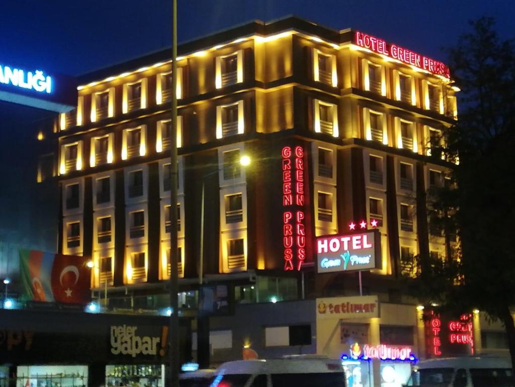 ブルサにあるGreen Prusa Hotelの横にネオンの看板が立つ建物
