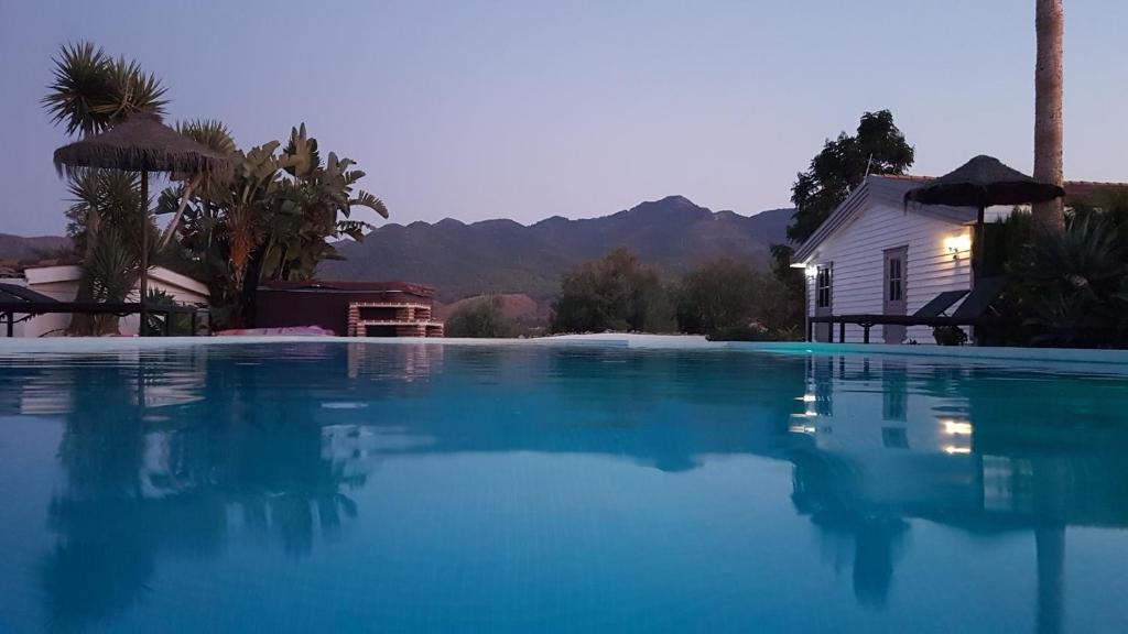 uma grande piscina em frente a uma casa em Villas del Alba em Alhaurín de la Torre