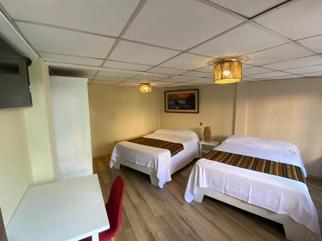 Postel nebo postele na pokoji v ubytování Hostal Alcala