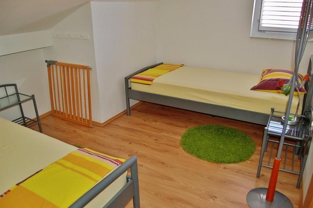 Postel nebo postele na pokoji v ubytování Apartment in Privlaka with Terrace, Air conditioning, WIFI, Washing machine (4839-2)