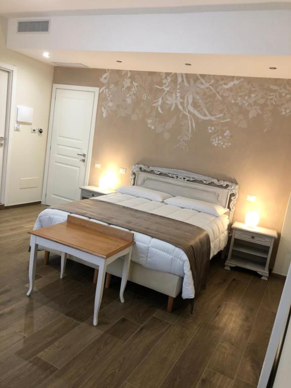 Postel nebo postele na pokoji v ubytování CAVALIERE suite & rooms
