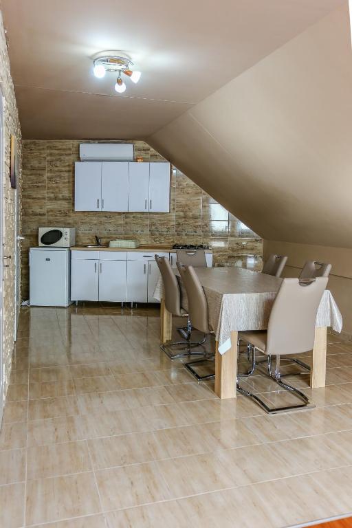 Kuchyňa alebo kuchynka v ubytovaní GÁRDI APARTMAN