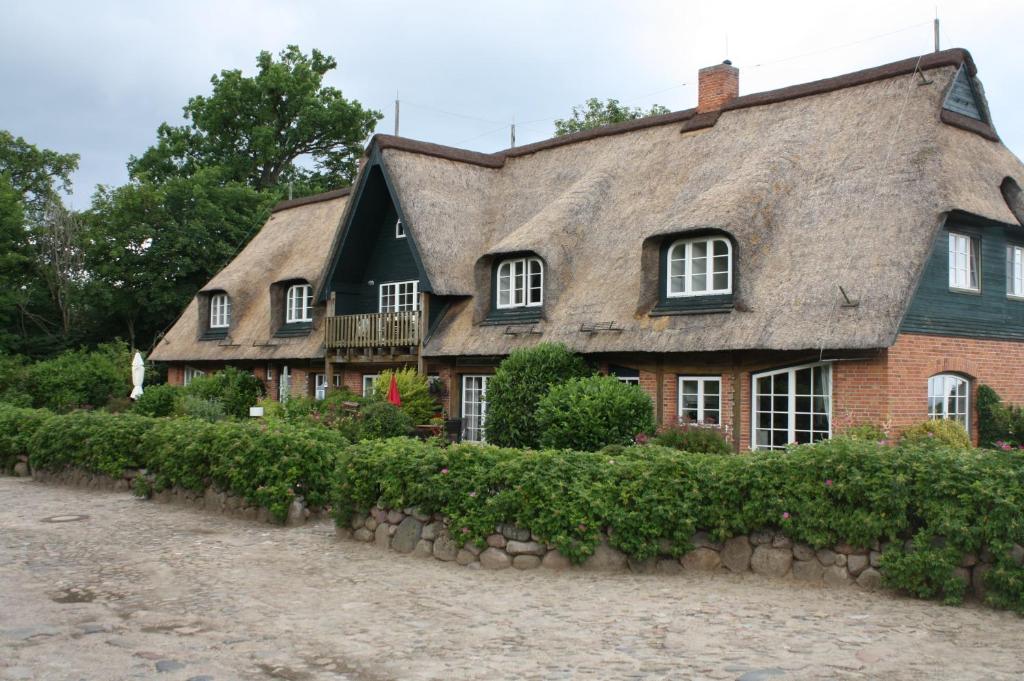 an old house with a thatched roof at Reethus Stöfs in Behrensdorf