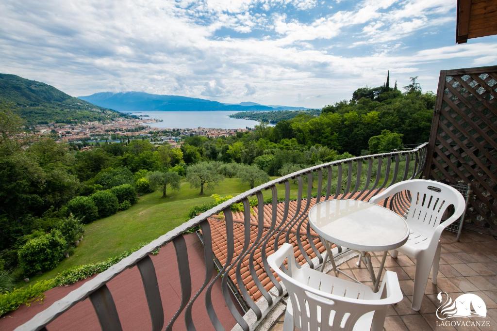 a balcony with a table and chairs and a view at Feeling House in Salò