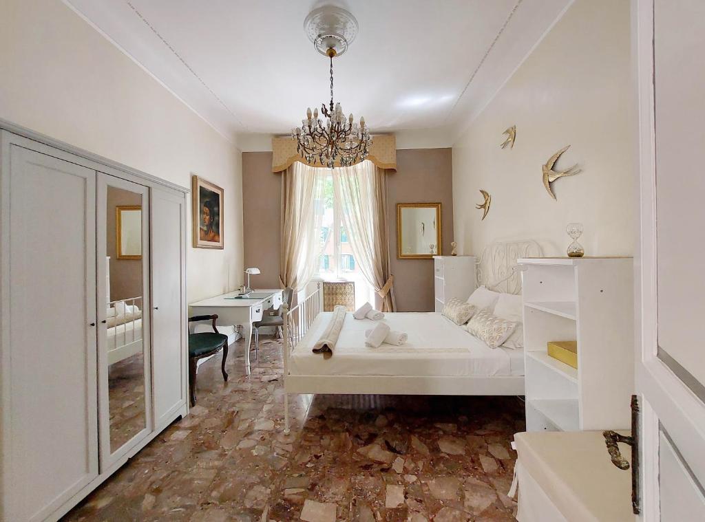 Schlafzimmer mit einem Bett, einem Schreibtisch und einem Fenster in der Unterkunft 4BNB - Luxury Mazzini Apartment in Rom