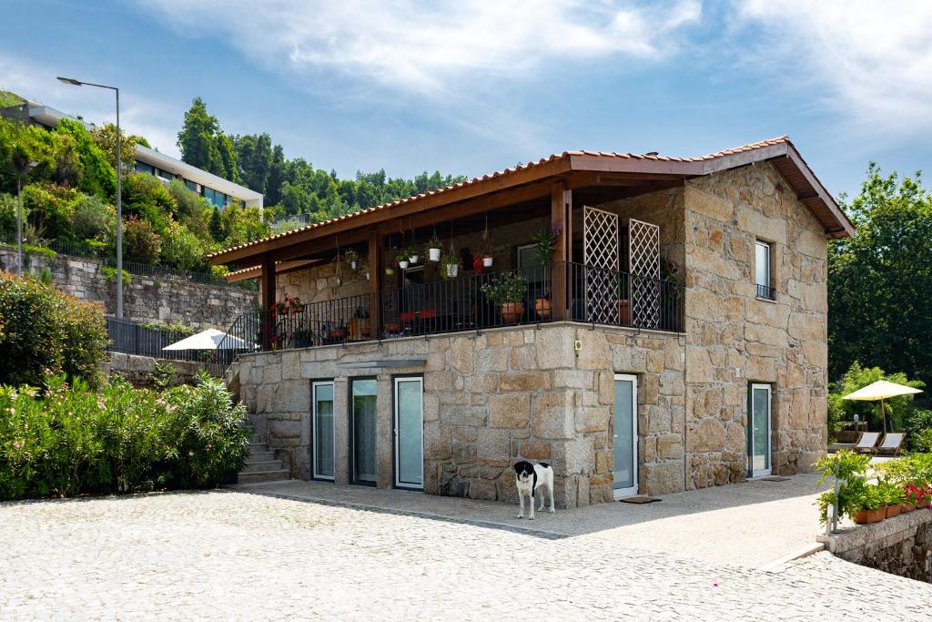 un edificio con un cane che gli sta di fronte di HOME, by Julieta a Penafiel