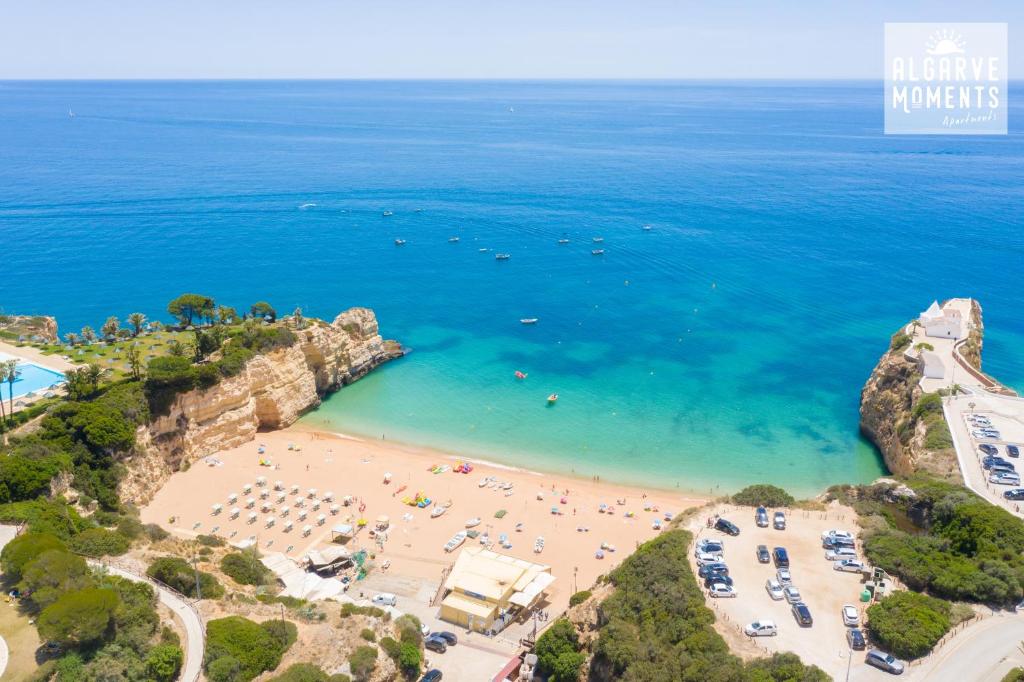 eine Luftansicht eines Strandes mit Menschen darauf in der Unterkunft Algarve Beaches Apartment by Portugal Collection in Porches