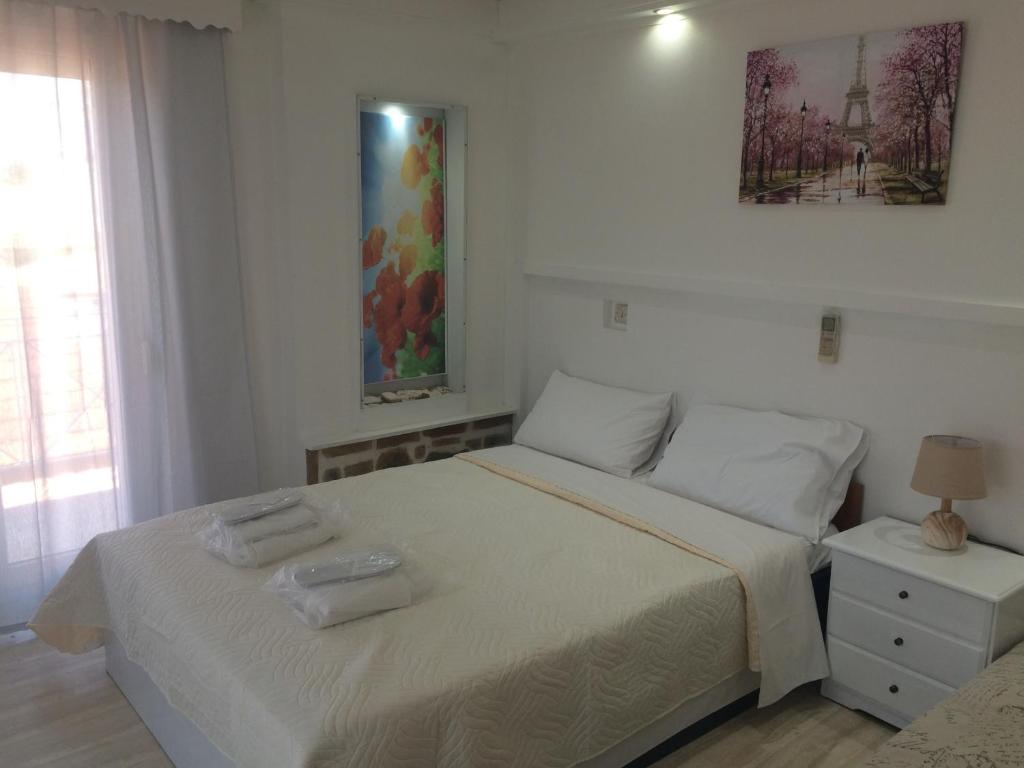 Un pat sau paturi într-o cameră la Petrakis Beach