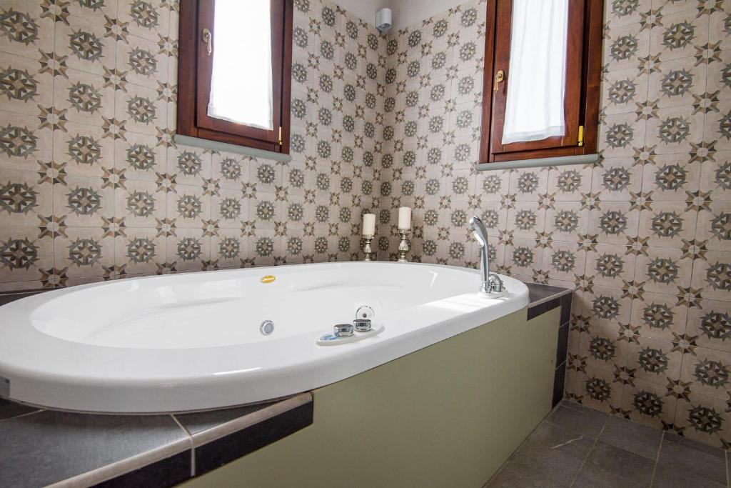 Castello Bonaria Wine & Spa Resort - King Suite With Spa Bath
