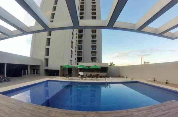 une grande piscine avec un grand bâtiment dans l'établissement 712 - FLAT para temporada Bristtol Evidence Hotel, à Goiânia