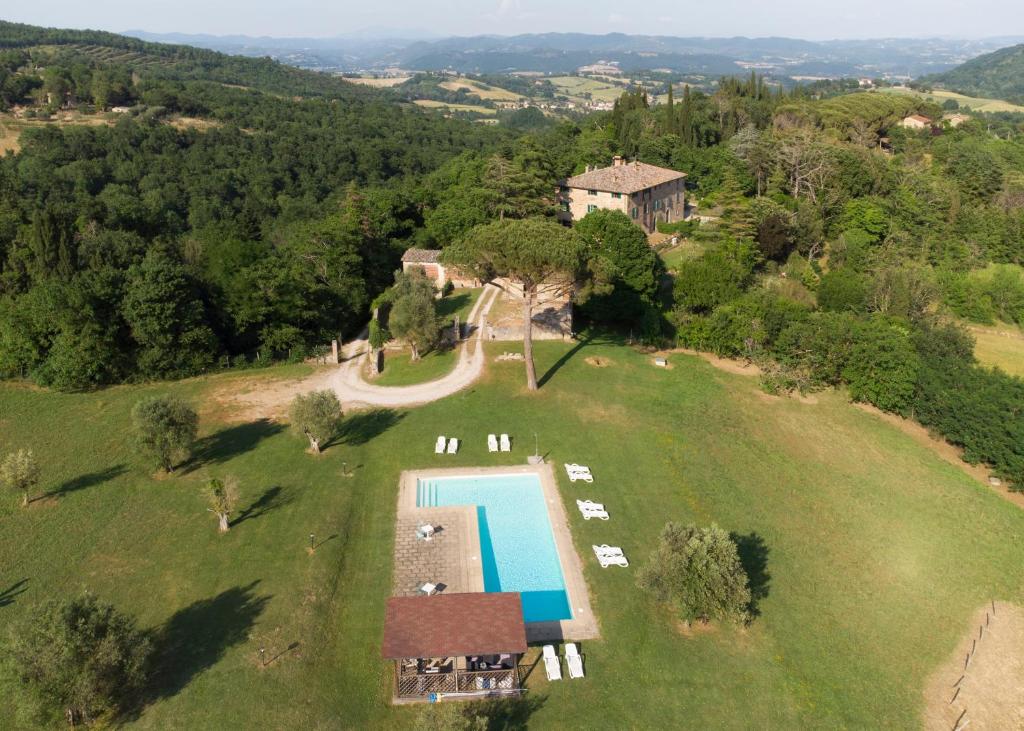 z góry widok na posiadłość z basenem w obiekcie Country House La Casa Paterna w mieście Monte Santa Maria Tiberina