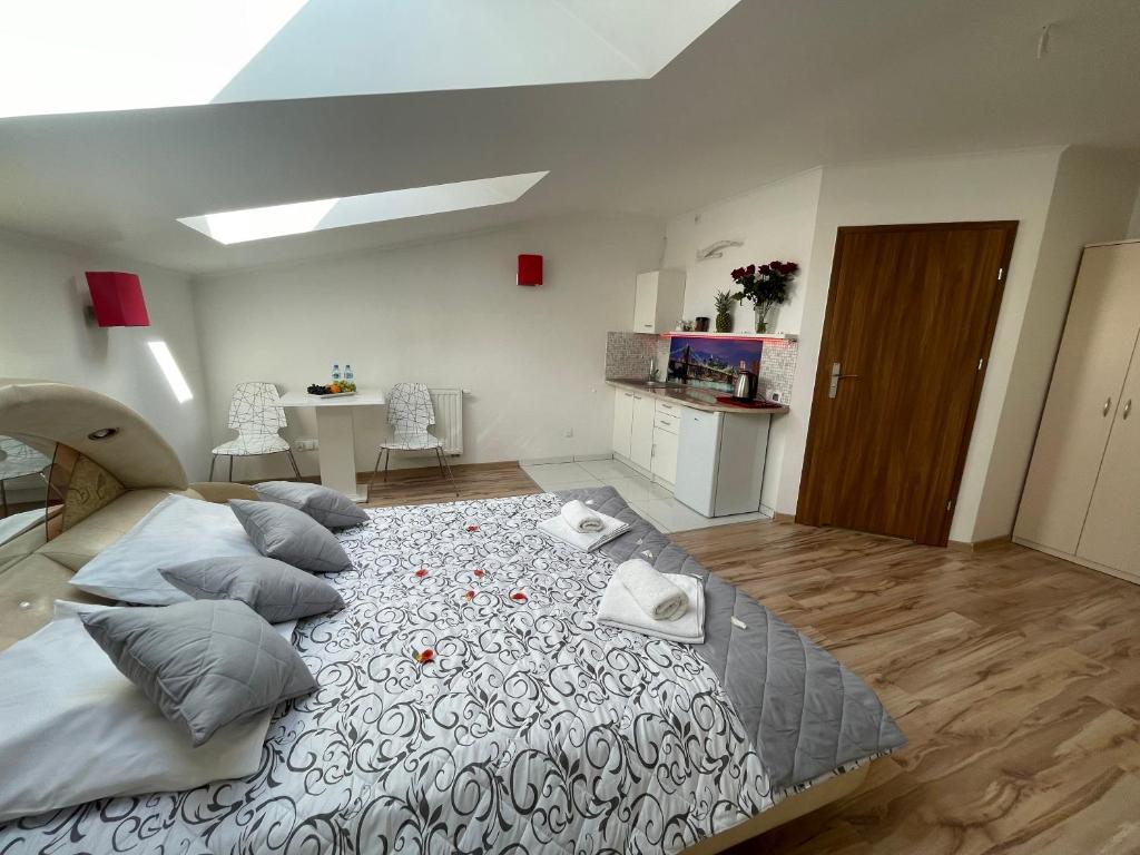 Un dormitorio con una cama grande con almohadas. en Hotelik Gold, en Raszyn