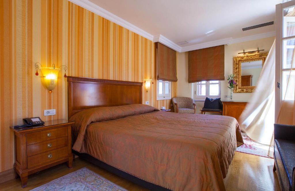 Posteľ alebo postele v izbe v ubytovaní Aetoma Hotel
