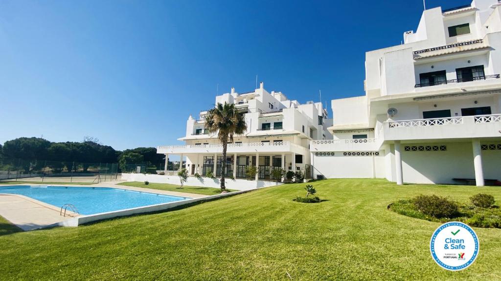 un gran edificio blanco con patio y piscina en Tangerinne by Check-in Portugal, en Albufeira