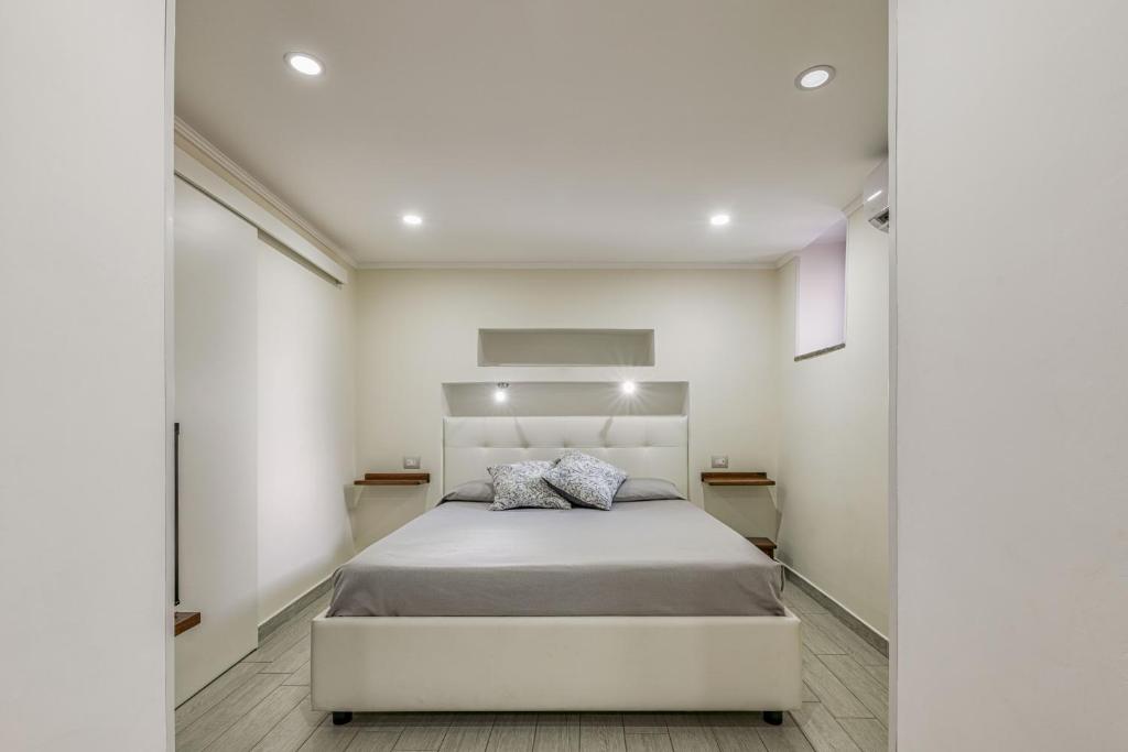 um quarto com uma cama num quarto branco em B&B Silver Sleep em Papasidero