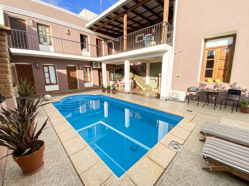 una piscina frente a una casa en Hotel Plaza Cafayate en Cafayate