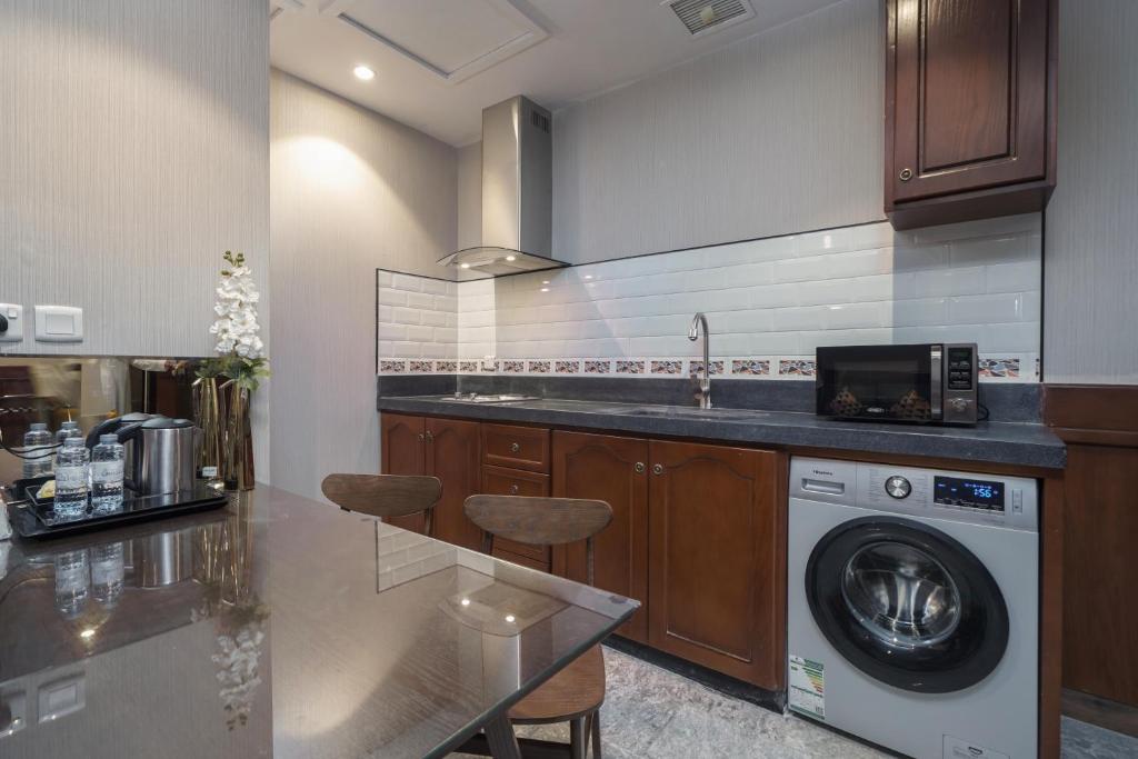 Kuchyň nebo kuchyňský kout v ubytování Biz Hotel Apartments