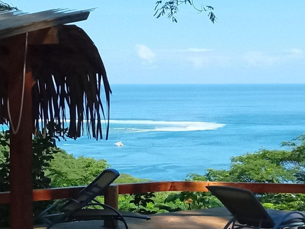 uma vista para o oceano a partir do alpendre de uma casa em Sunset Double rooms - Auberge Polynésienne em Tevaitoa