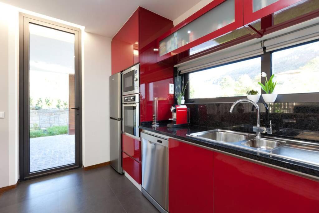 Kuchyň nebo kuchyňský kout v ubytování Casa de Louredo-Gerês