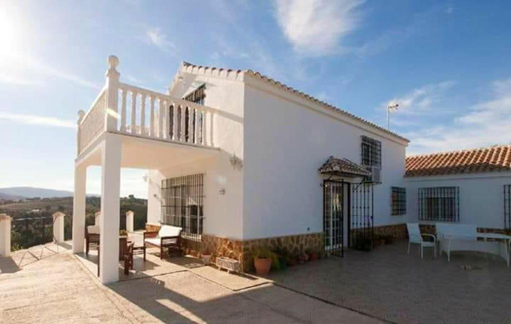 阿爾加爾的住宿－3 bedrooms villa with private pool enclosed garden and wifi at Algar，带阳台和庭院的白色房屋