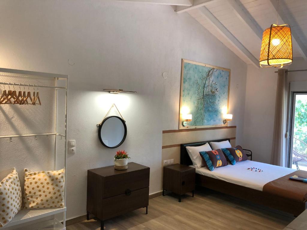 Postel nebo postele na pokoji v ubytování Enigma Suites