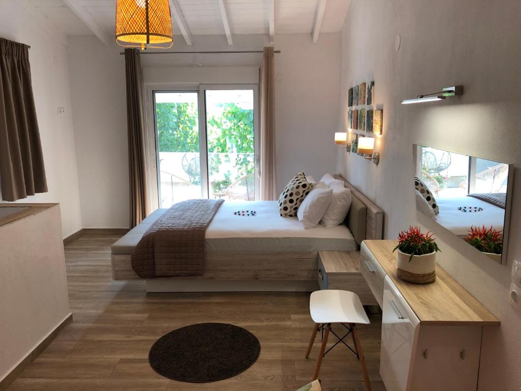 Postel nebo postele na pokoji v ubytování Enigma Suites