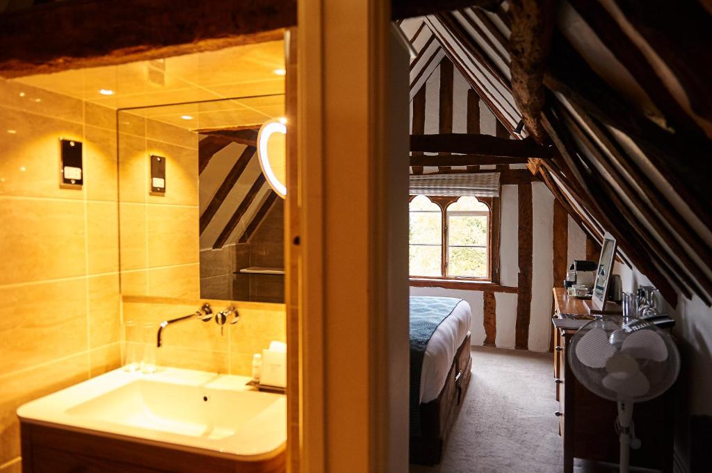 The Oaksmere - Deluxe King Room