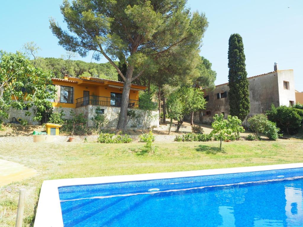 Bazén v ubytovaní Casa amb piscina i jardí a Palamós per 6 persones alebo v jeho blízkosti