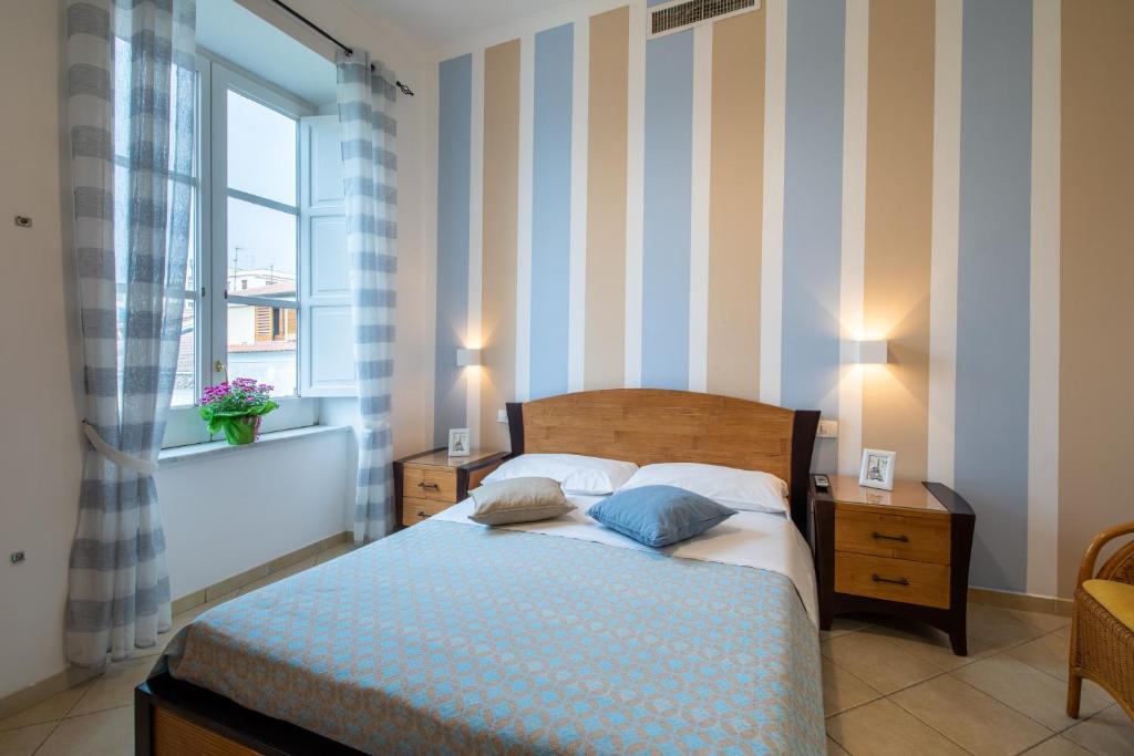 sypialnia z łóżkiem z 2 poduszkami i oknem w obiekcie Sami Guest House w Sorrento