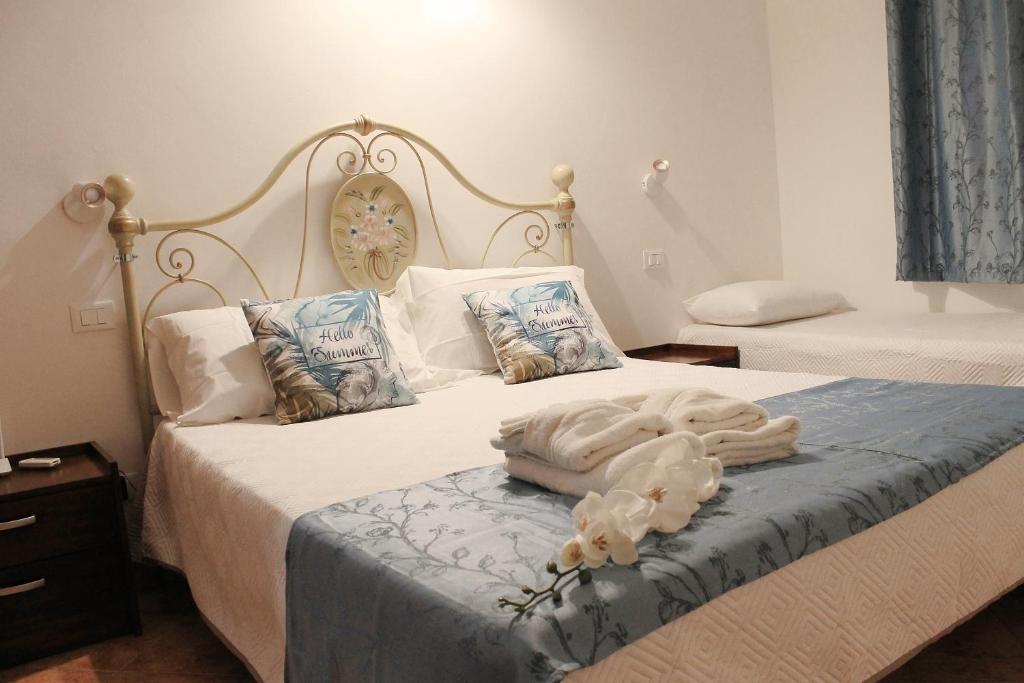 サン・ヴィート・ロ・カーポにあるCasa Barracoのベッドルーム1室(ベッド2台、タオル付)