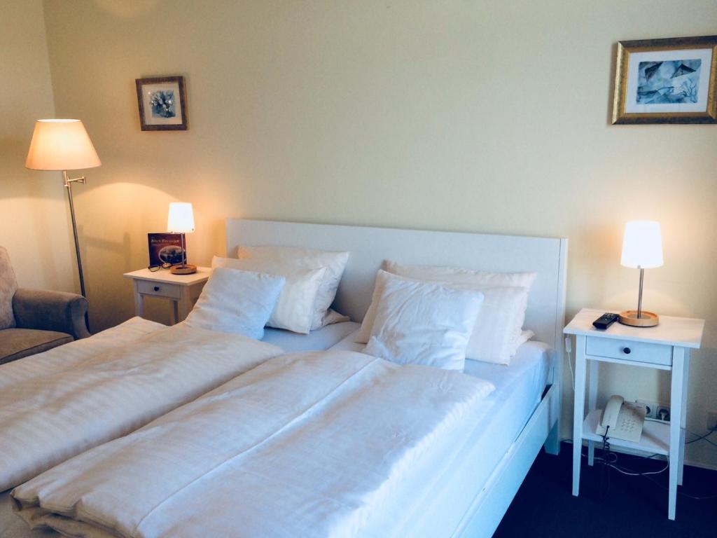 Postel nebo postele na pokoji v ubytování Hotel Rhein-Residenz